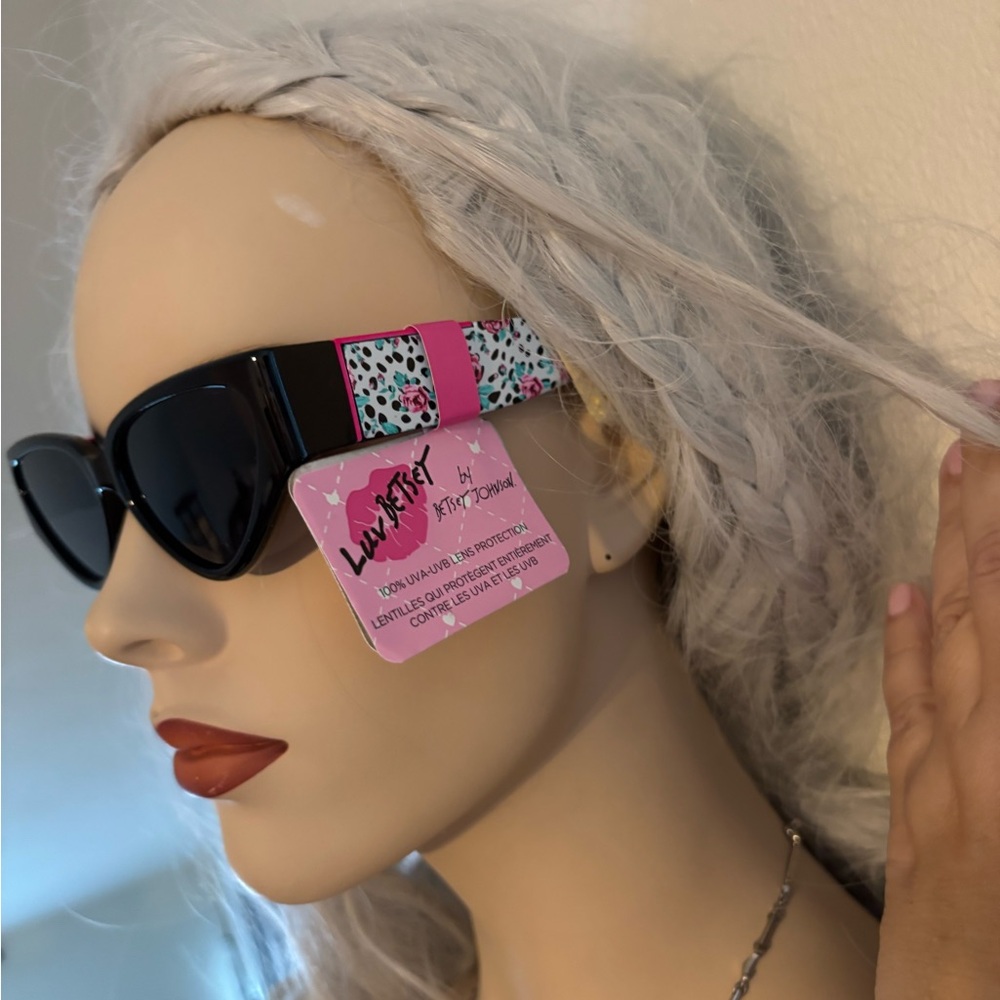 NWT Betsey Johnson Modern Rectangular Sunglasses - Picture 2 of 5